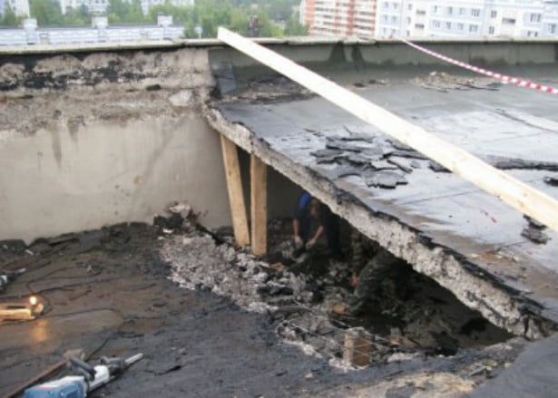 Аварийную крышу по Серафимовича, 139 уже начали восстанавливать