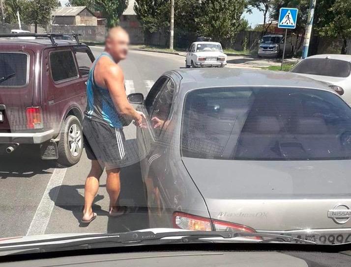 Поліція розшукала водія, який заблокував швидку допомогу у Бердянську