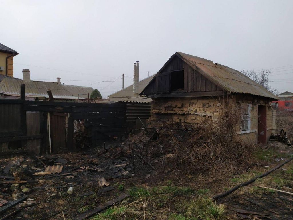В Бердянську рятувальники ліквідували пожежу на території приватного домоволодіння по вул Герцена