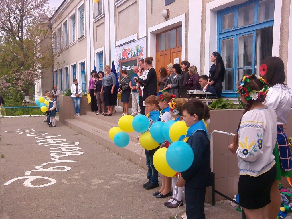Бердянских школьников торжественно посвятили в скауты, а в ООШ №6 открыли музейную комнату «Берегиня»