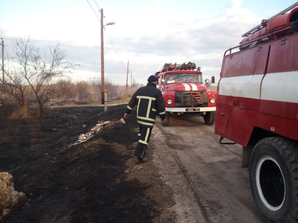 Рятувальники ліквідували пожежу на Слобідці. Будівлі і бази відпочинку не постраждали