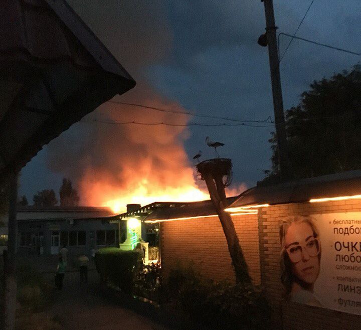 В Бердянске серьезный пожар на кировском рынке 
