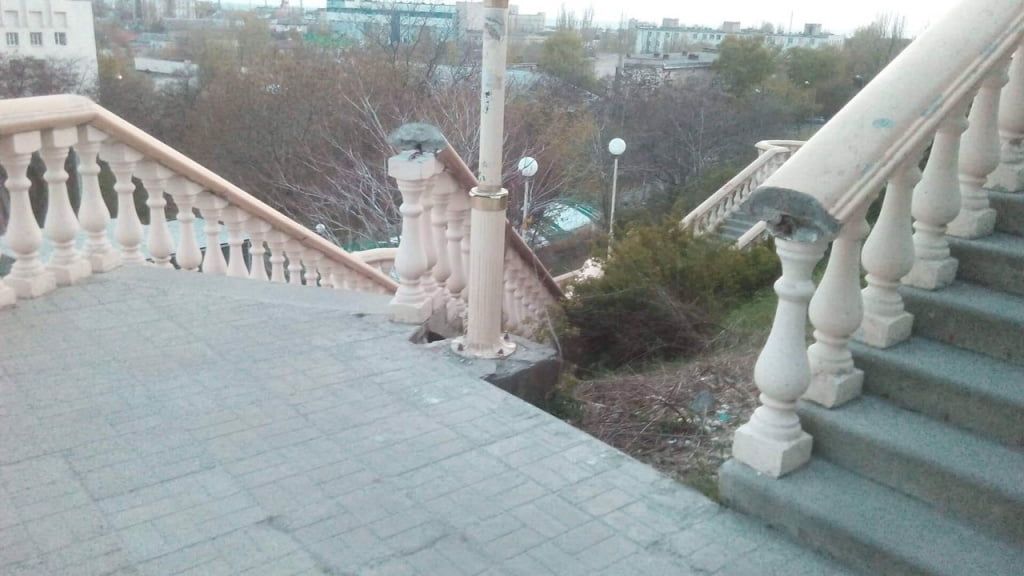 Вандалы продолжают разбивать «народную лестницу» в Бердянске