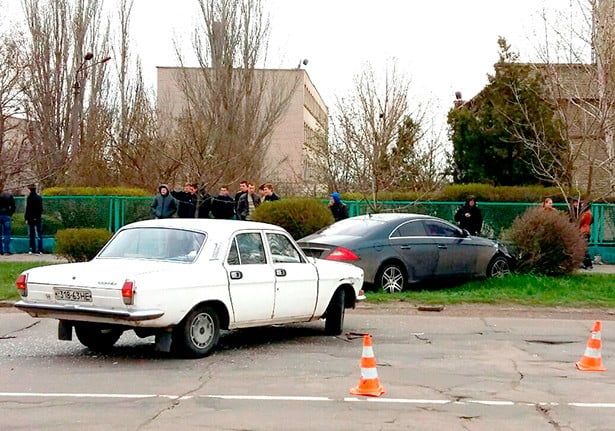 Возле колледжа в Бердянске столкнулись «Волга» и «Мерседес». Двое пострадавших. Фото
