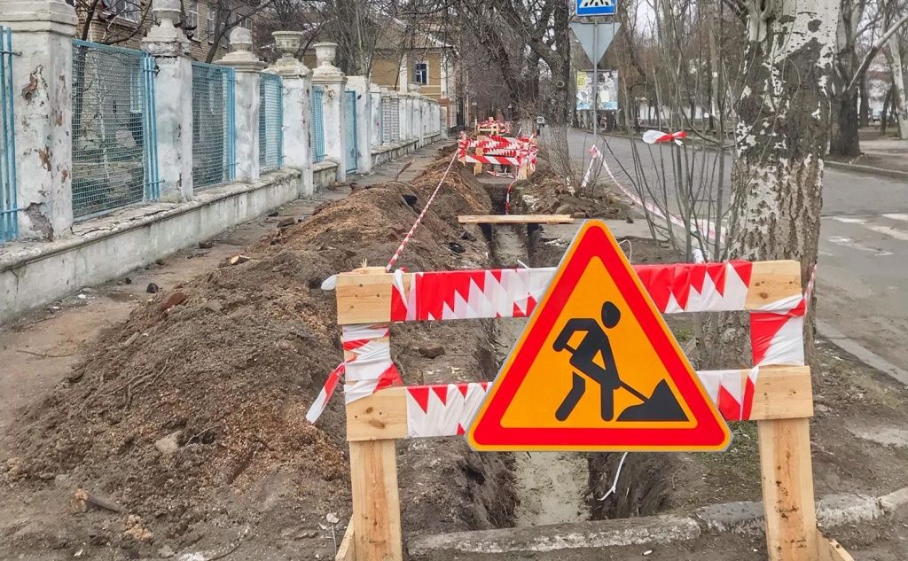 Кто и зачем роет тротуары в центре Бердянска?