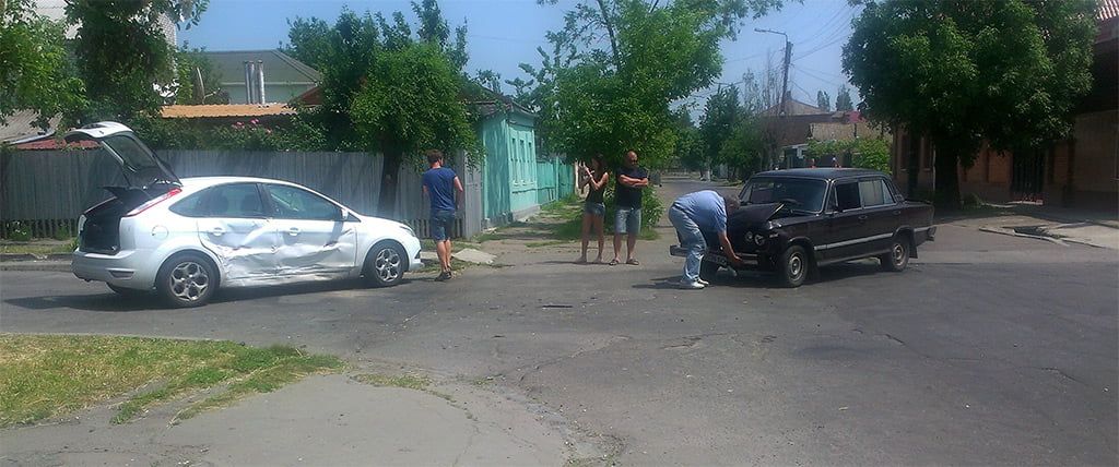 В центре города столкнулись «Жигули» и «Форд Фокус»