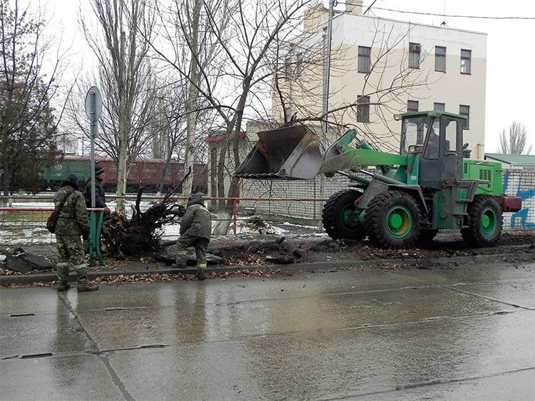 С понедельника в Бердянске начали активно корчевать пни поваленных деревьев