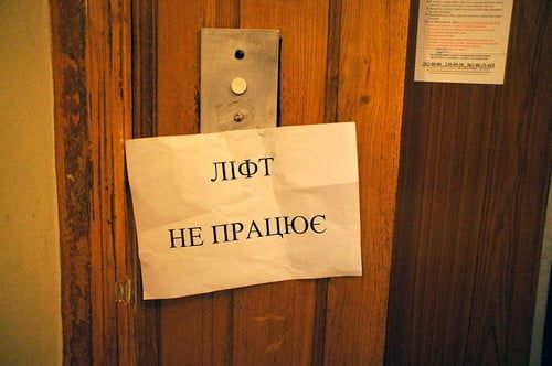 Из-за низкого напряжения в сети в Бердянске отключают лифты