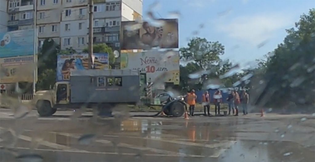 Водная горка. На перекрестке Мелитопольского шоссе и Довганюка крупный порыв