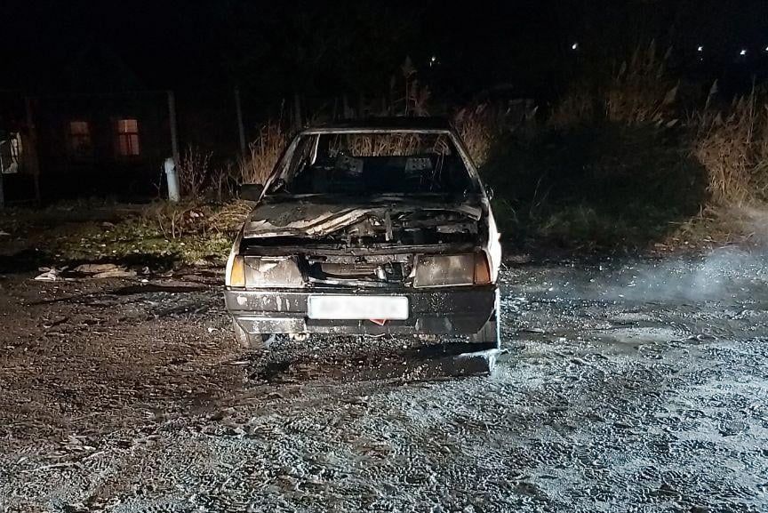 В Бердянську, в мікрорайоні "Колонія", ввечері згорів автомобіль ВАЗ