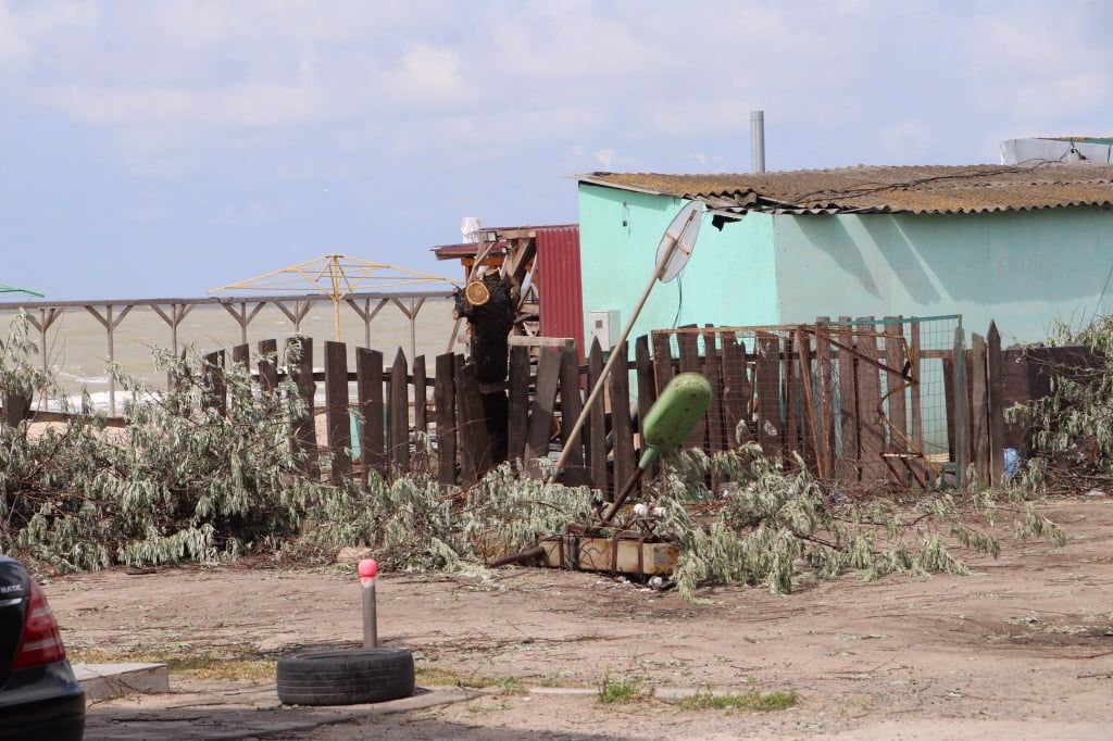Сорванные крыши и поваленные деревья. Вихри в Азовском море нанесли урон побережью Бердянска