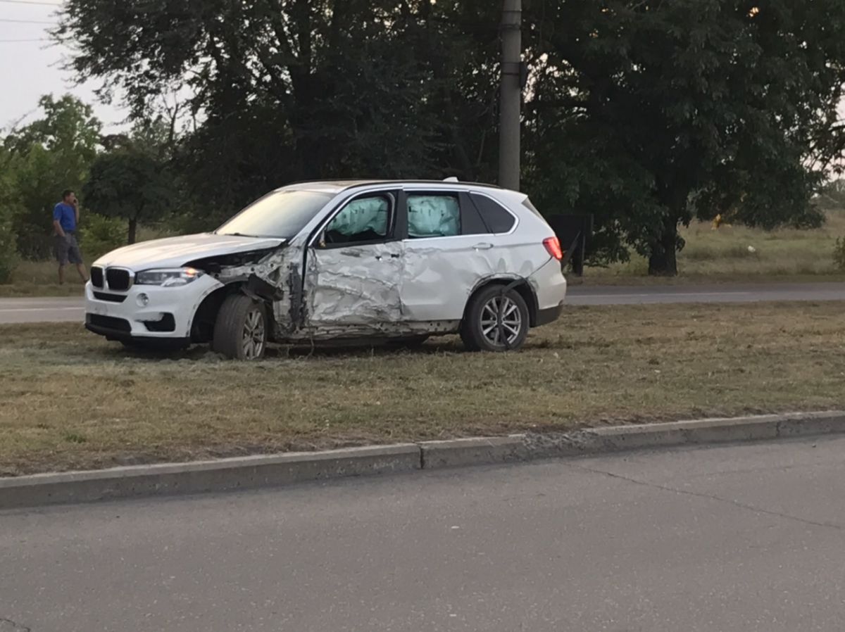 «BMW X5» выехало на разделительную по Мелитопольскому шоссе, сбило мужчину и снесло столб