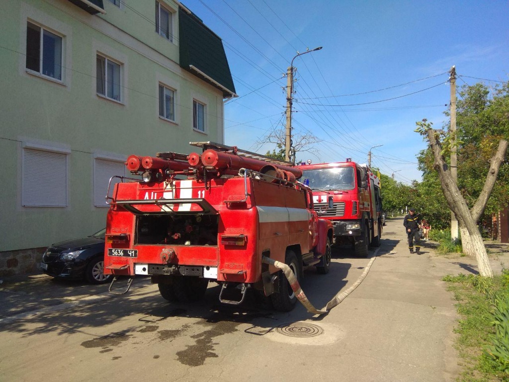 В Бердянську рятувальники ліквідували пожежу на території приватного домоволодіння