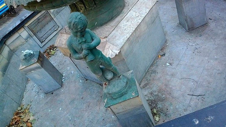 В Бердянске в очередной раз разбили фонтан