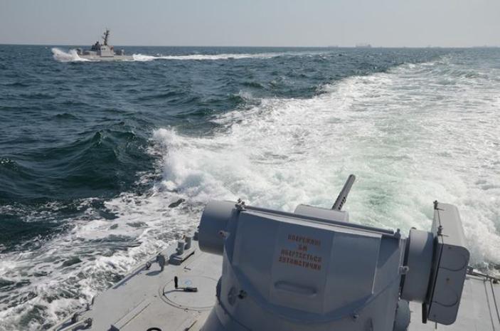 Прикордонний корабель РФ протаранив буксир ВМС України