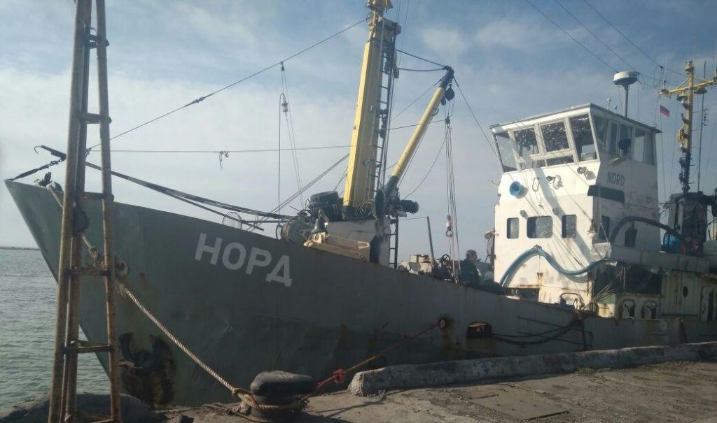 В Азовському морі прикордонники затримали судно-порушник під прапором РФ