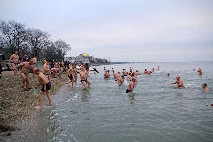 Крещенские купания в Бердянске (фото + текст)