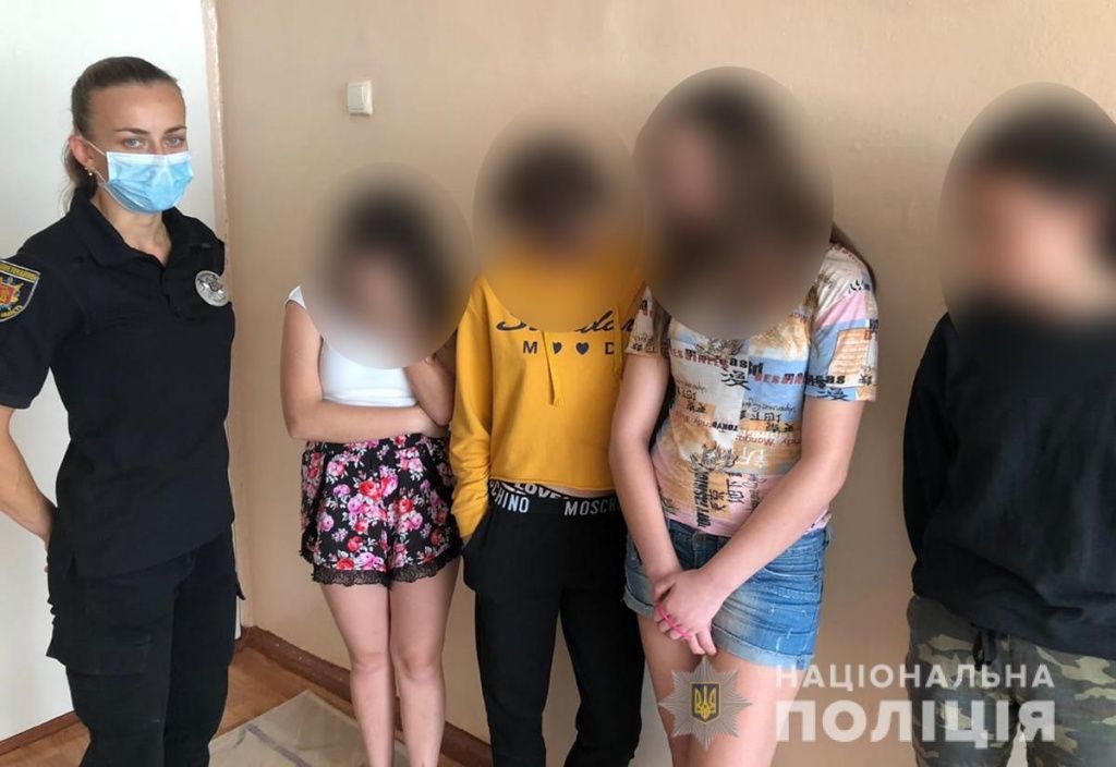 У Бердянську поліцейські відшукали чотирьох неповнолітніх дівчат-втікачок з інтернату