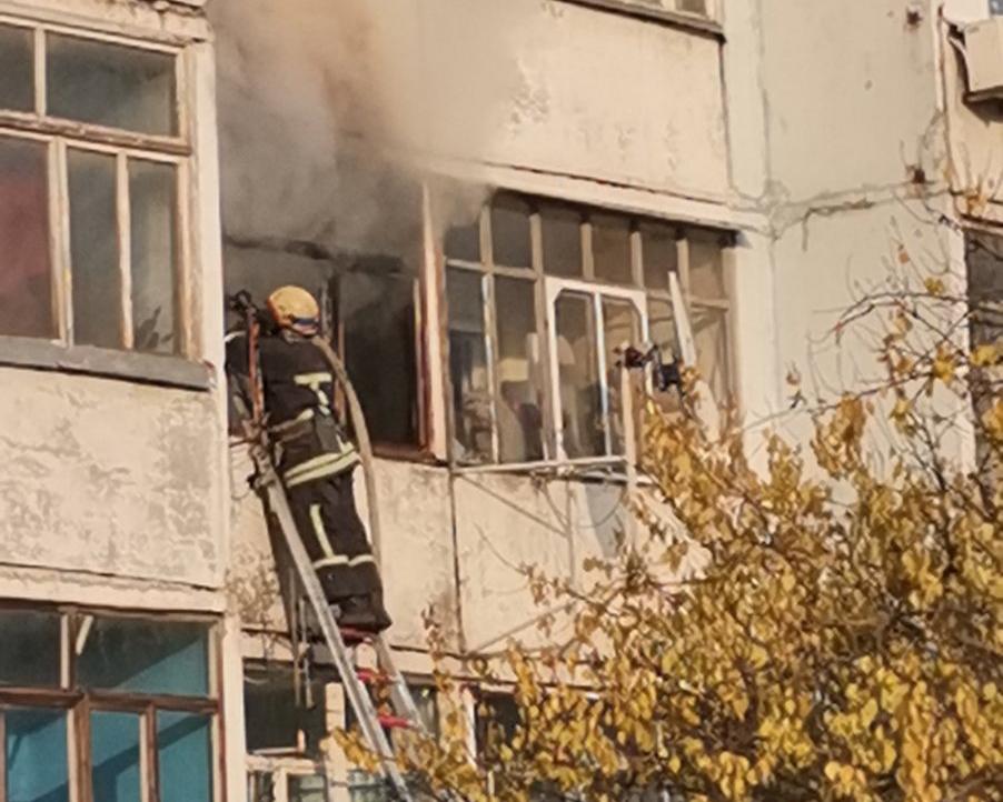 Пожар на 2-ом этаже по Мелитопольскому, 112. На месте две машины спасателей