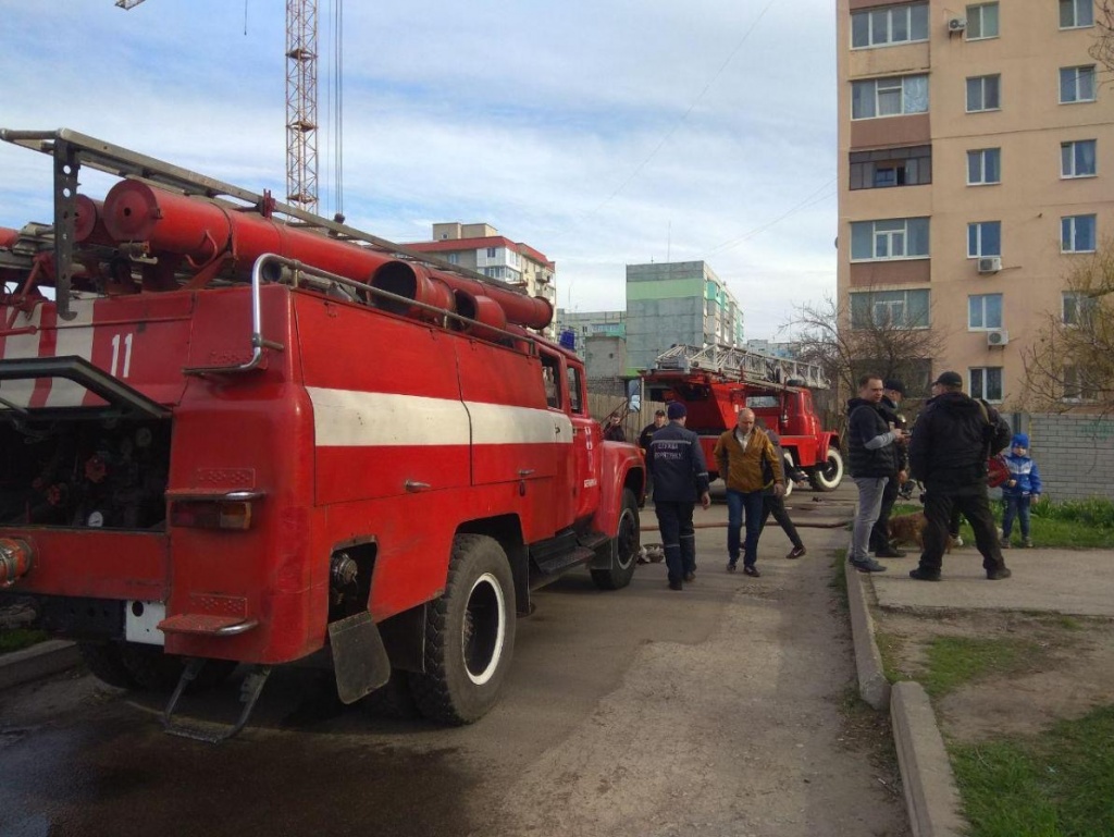 На Волонтеров, 166 пожарные спасли семь человек. Причина огня – загорелся шкаф в тамбуре