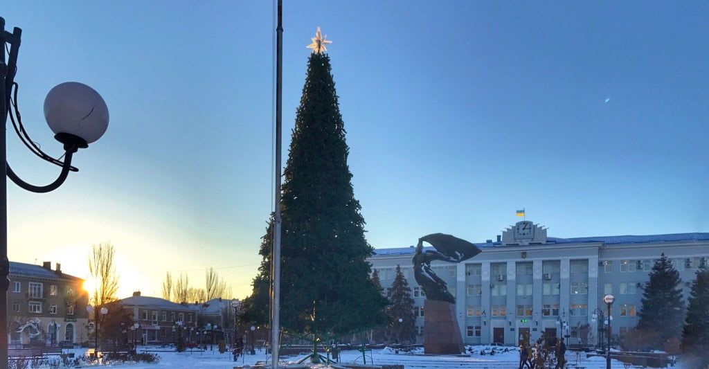 В Бердянске установили главную новогоднюю елку города