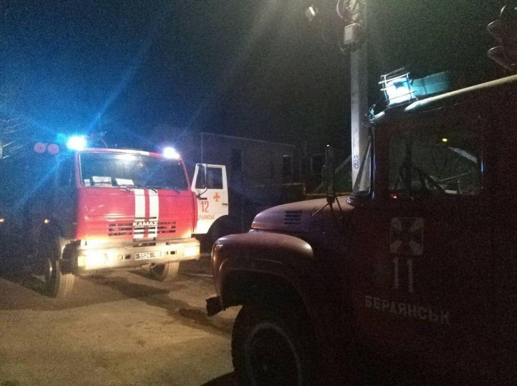 В Бердянську рятувальники ліквідували пожежу на території приватного домоволодіння