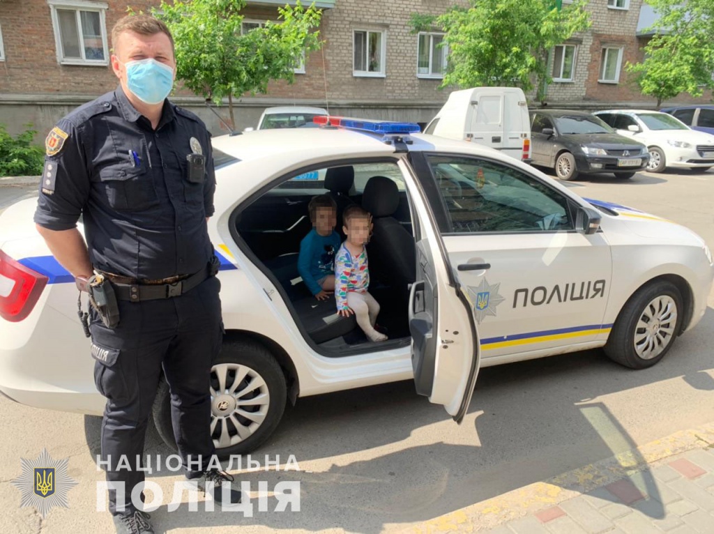 В Бердянську дві маленьких дитини мерзли на вулиці, поки їхня мати випивала