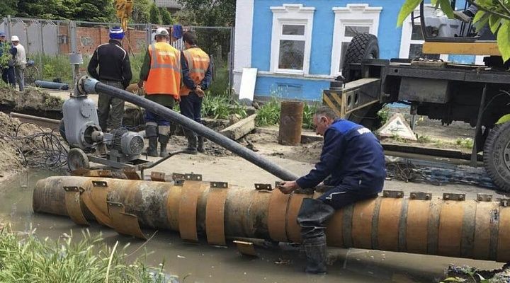 «Бердянскводоканал» наконец-то поменяет аварийную трубу на улице Ля-Сейнской
