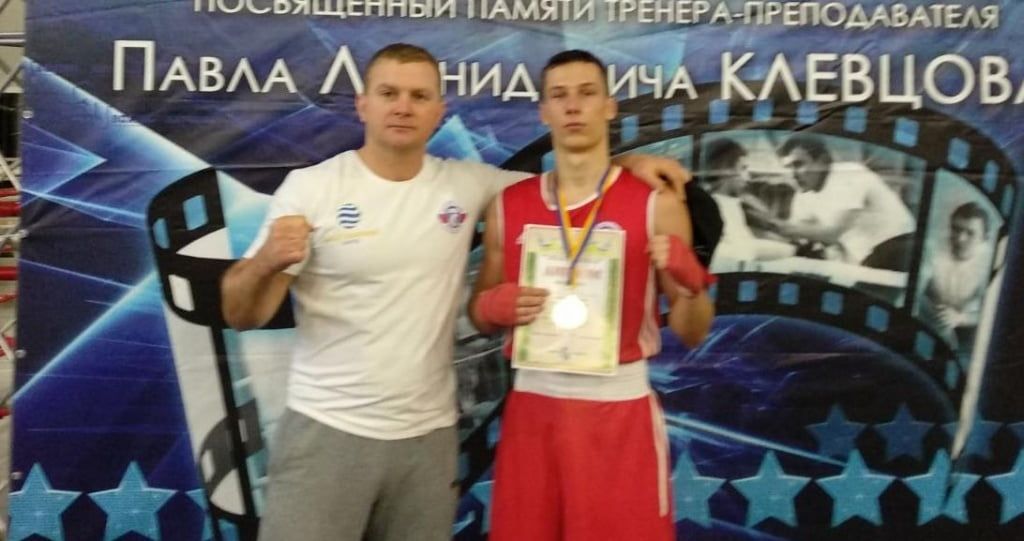 Бердянец Максим Бочаров победил на открытом кубке Кривого Рога по боксу
