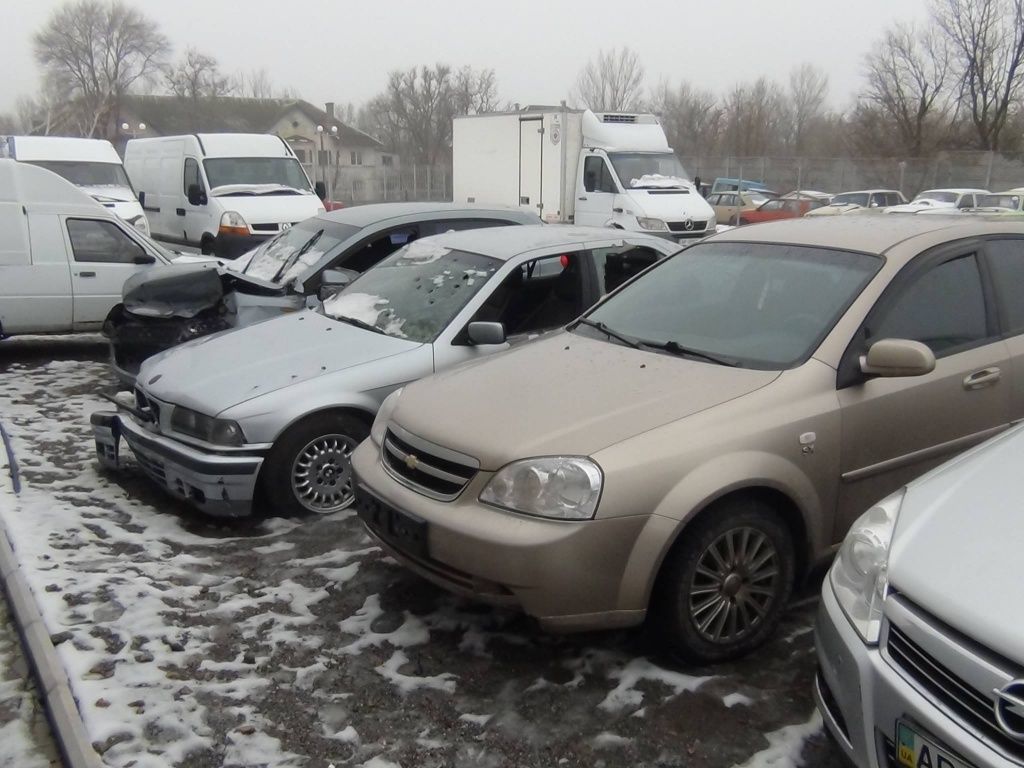 Автомобиль, сбивший клумбу в центре Бердянска, отправили на штрафплощадку