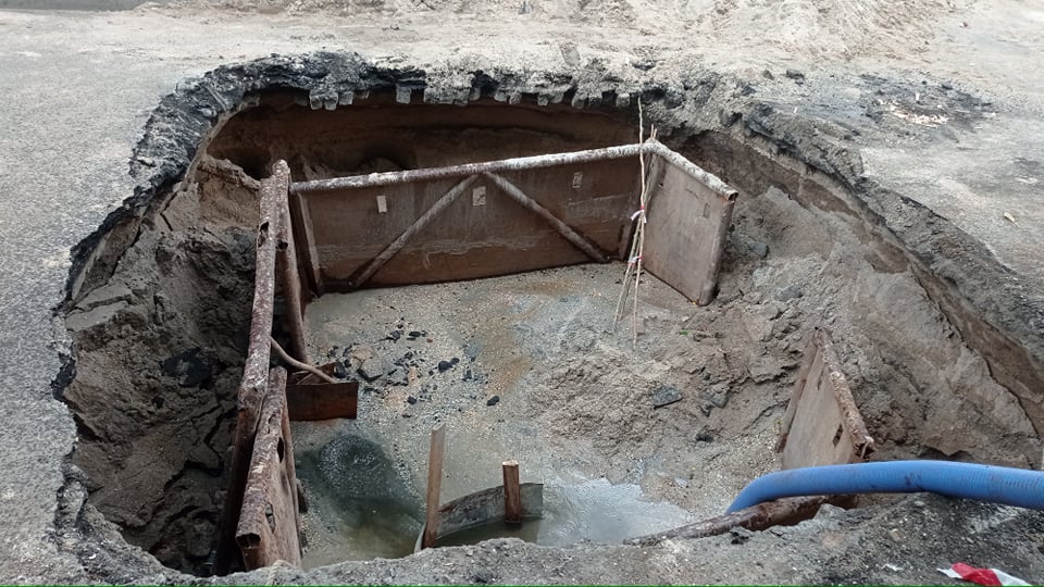 Подпочвенные воды усложняют ремонт коллектора в центре Бердянска