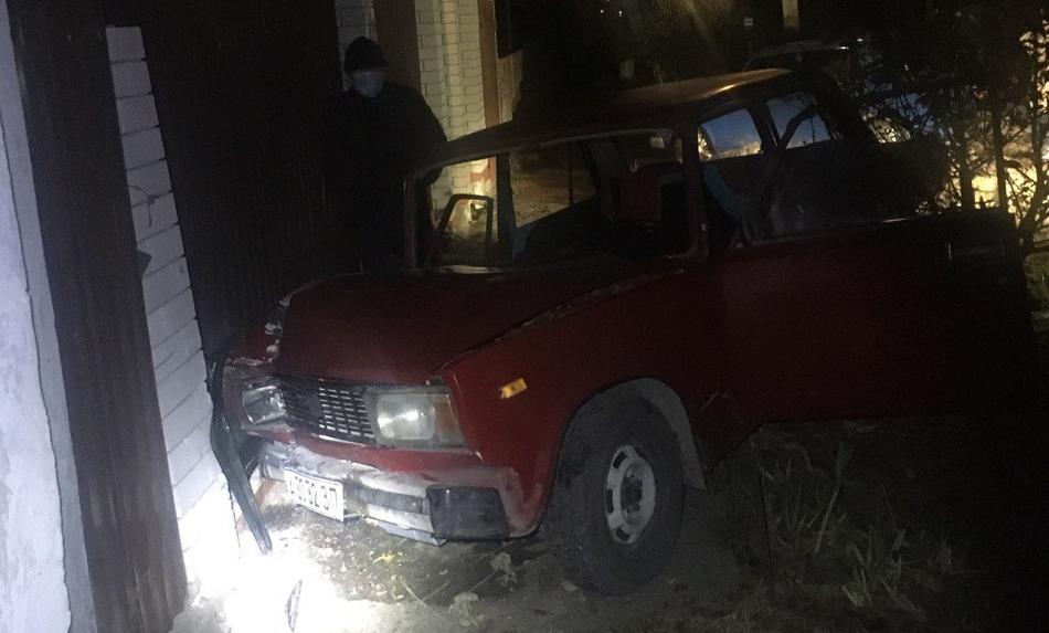 На «8 Марта» авто врезалось в забор. Два человека пострадали