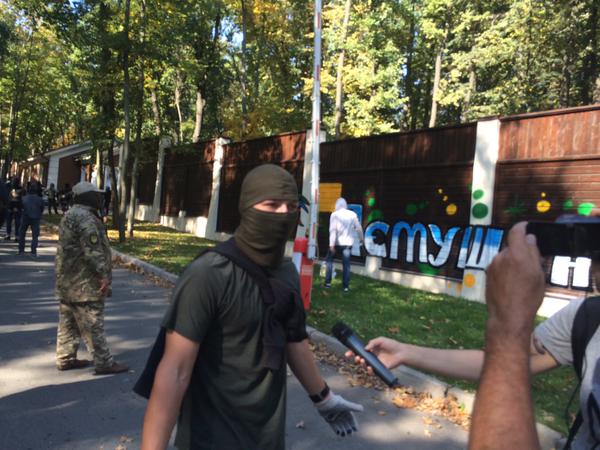 Активисты наведались к Добкину домой