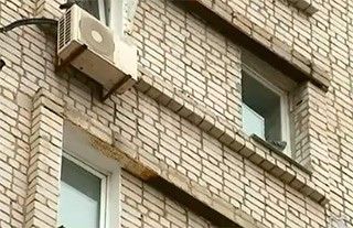 В Бердянске с многоэтажки отваливаются архитектурные излишества