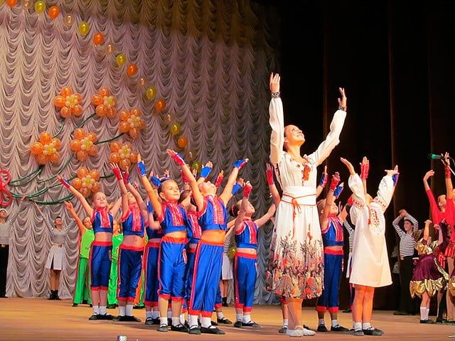 В Бердянске педагогов поздравили концертом в ГДК