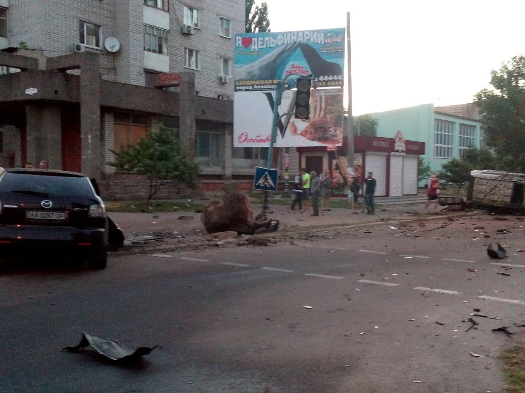 Ночью в Бердянске столкнулись два внедорожника, есть пострадавшие - фото
