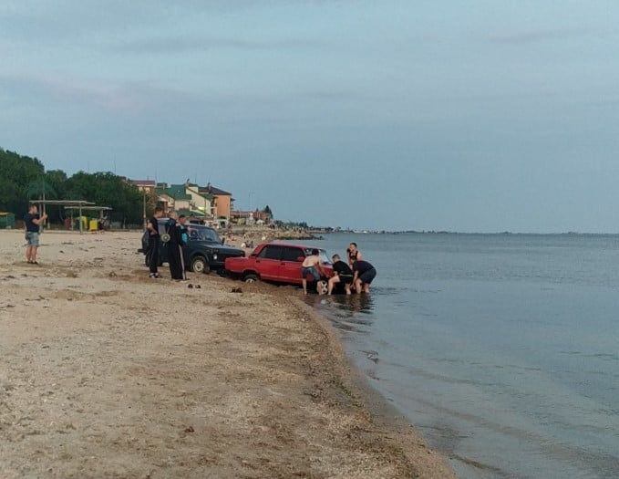 Дрифт водителя «ВАЗа» на пляже №3 закончился тем, что машину пришлось доставать из моря