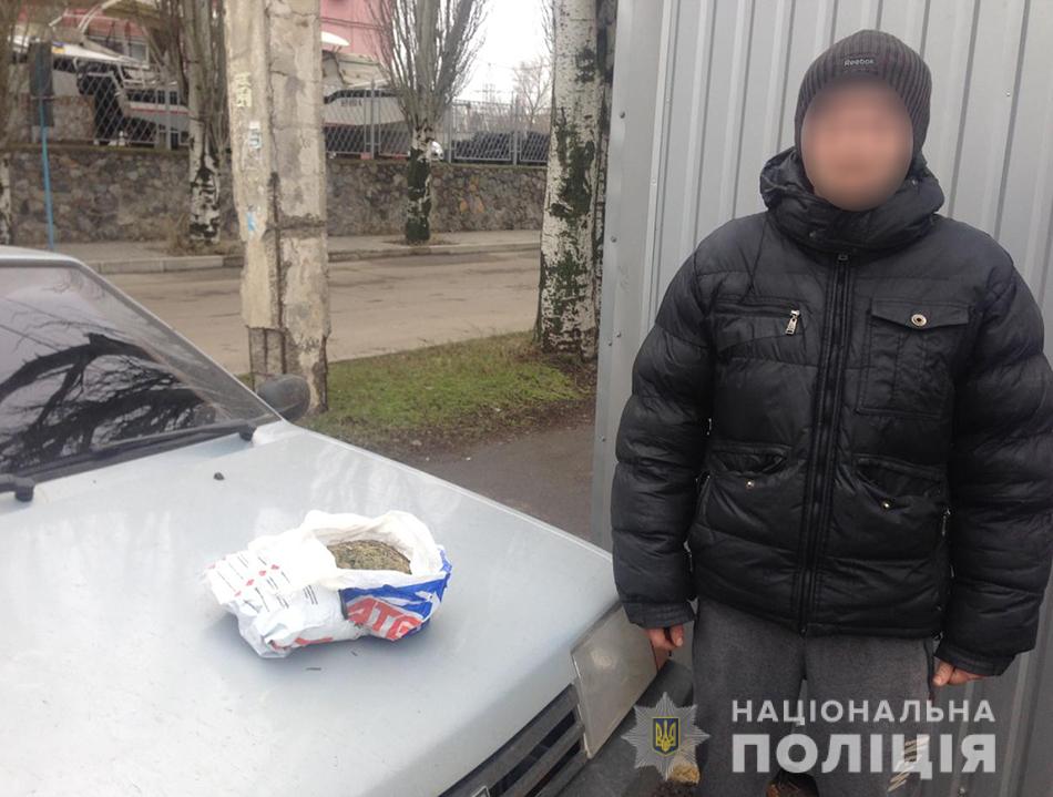 В Бердянську біля поштового відділення поліцейські вилучили близько 1,2 кілограми марихуани