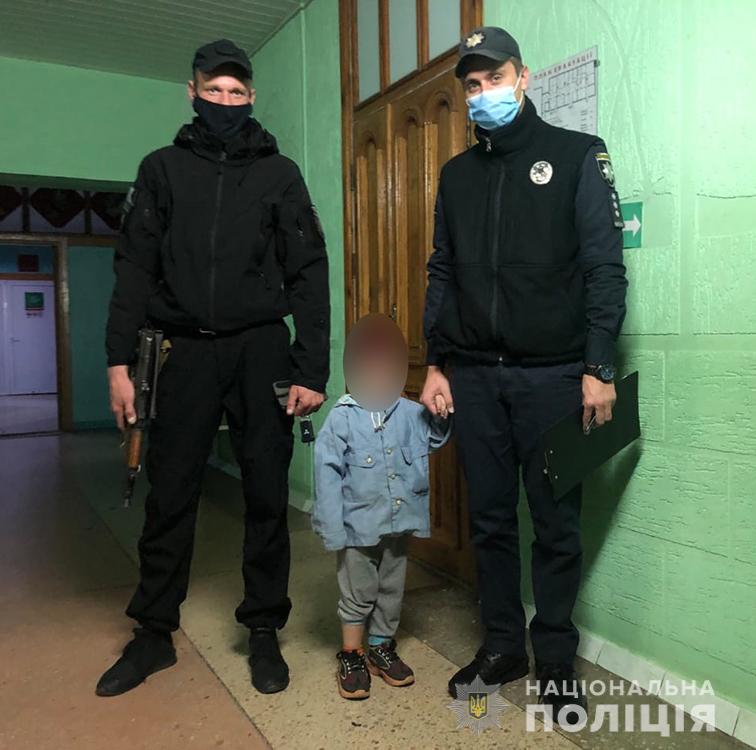 Бердянські поліцейські спільно з небайдужими громадянами розшукали батьків 3-х річного хлопчика