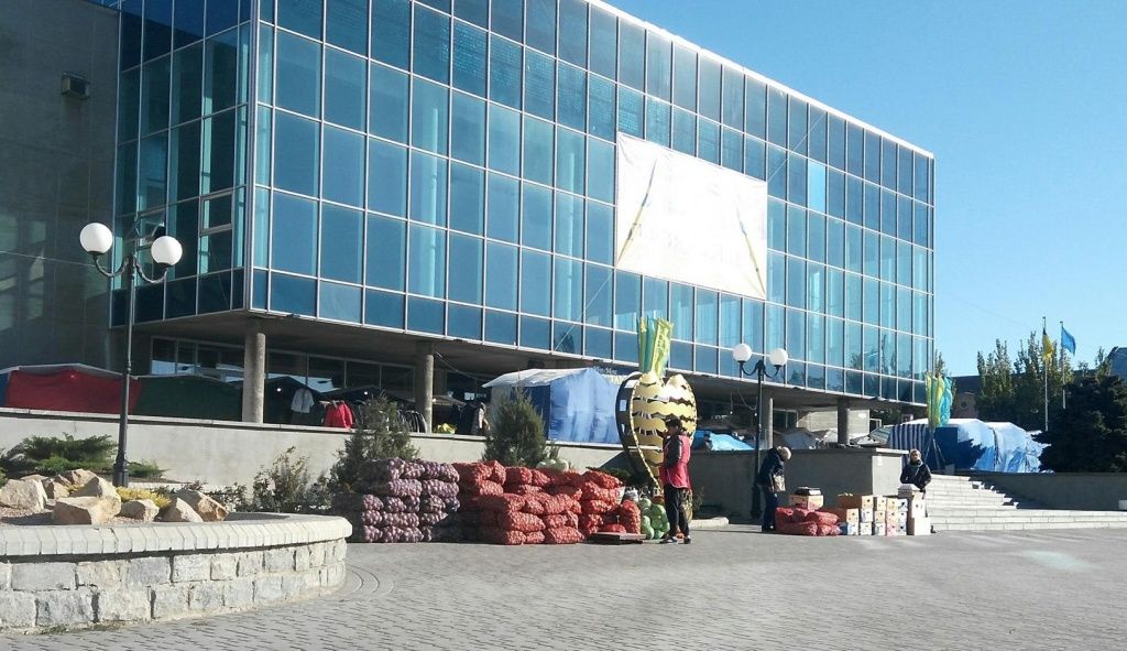 Ярмарки в палаці культури – місцеві підприємці вимагають припинити цю практику