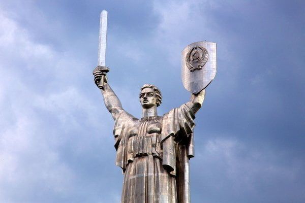 Герб СРСР приберуть зі щита монументу «Батьківщина-мати»