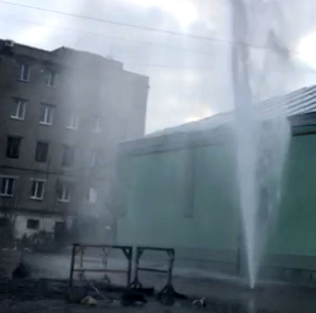 Фонтан з-під землі: на Консульській порив водогону