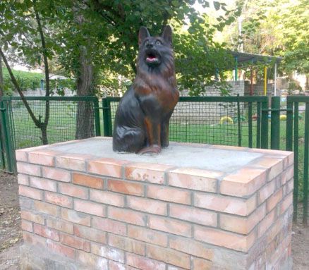 В сквере по Тищенко восстановили скульптуру собаки