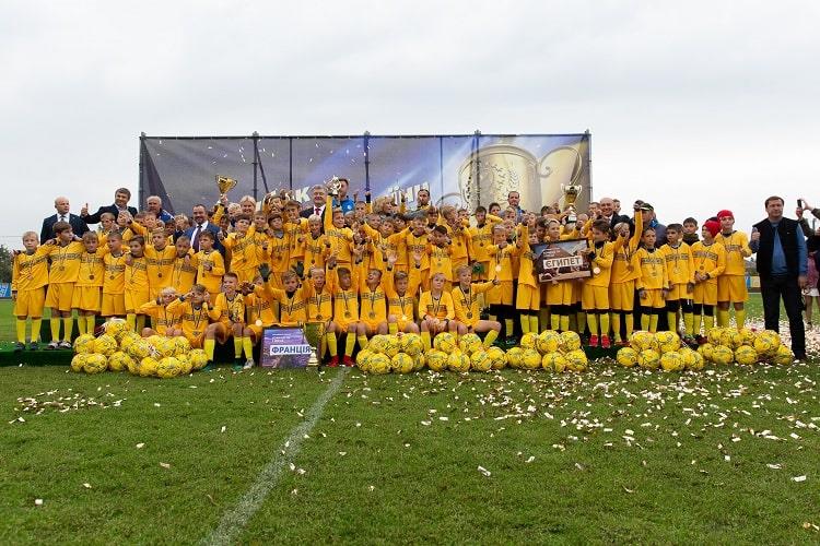 Юные бердянские футболисты сыграли перед Президентом Порошенко