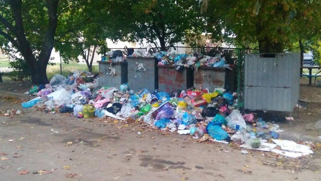 «Заручники сміття» — депутати наполягають на розірванні договору з фірмою, яка припинила вивіз ТПВ з 54-х будинків