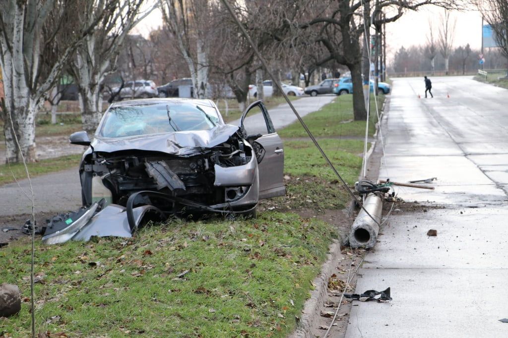 В Бердянске по улице Европейской произошло ДТП, на скользкой дороге автомобиль сбил бетонную электроопору