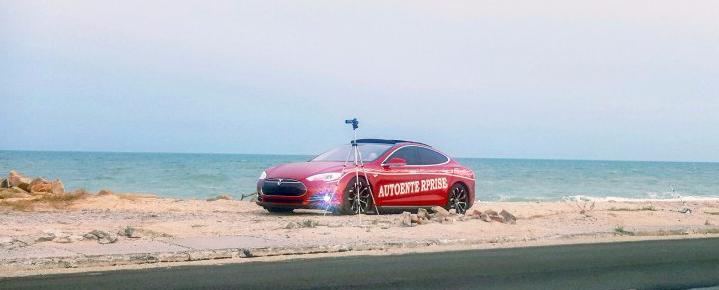 «Tesla» в Бердянске. Автолюбители смогли оценить и прокатится в элитном электрокаре 
