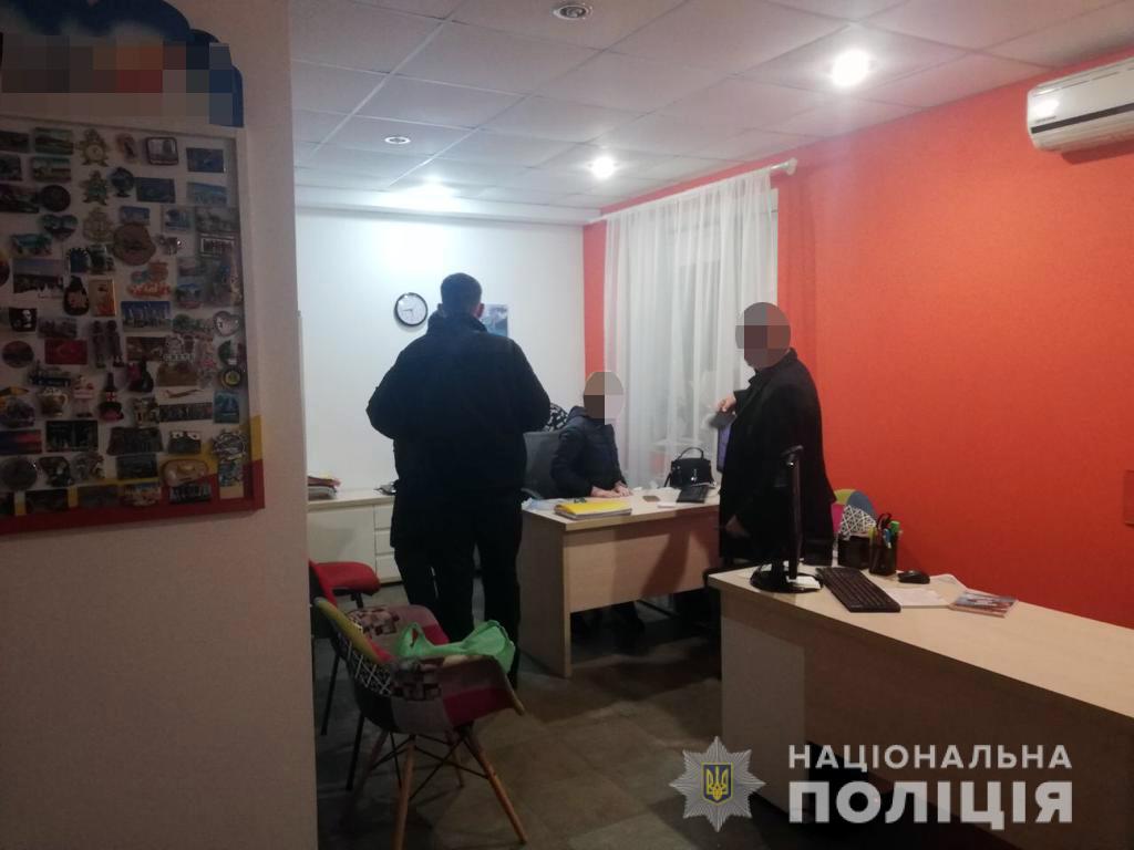 У Бердянську поліцейські викрили представників туристичного агентства на збуті підроблених ПЛР-тестів на COVID-19