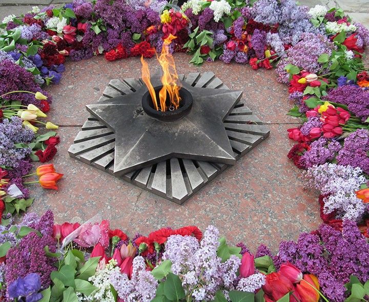 Спасибо за память - бердянцы возложили цветы у Вечного огня