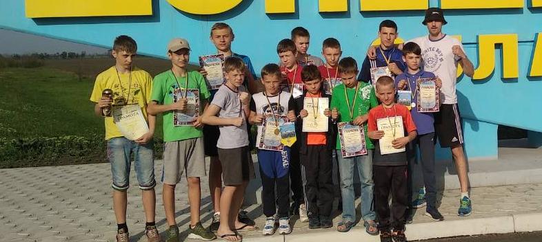Бердянские боксеры успешно выступили на турнире в Мирнограде
